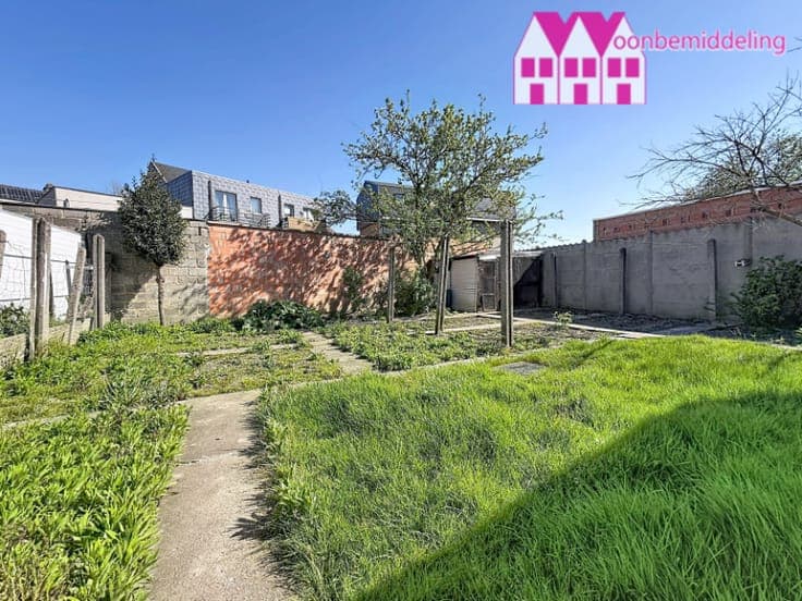 Erembodegem: Ruime te moderniseren woning met garage, ate...