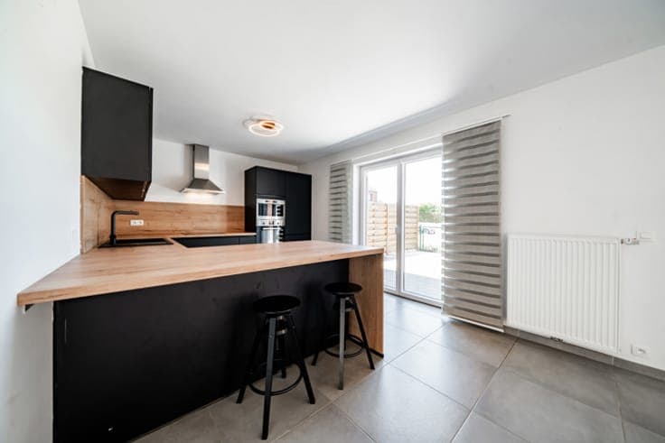 Spacious family home with office space – EPC A – 2 parking s