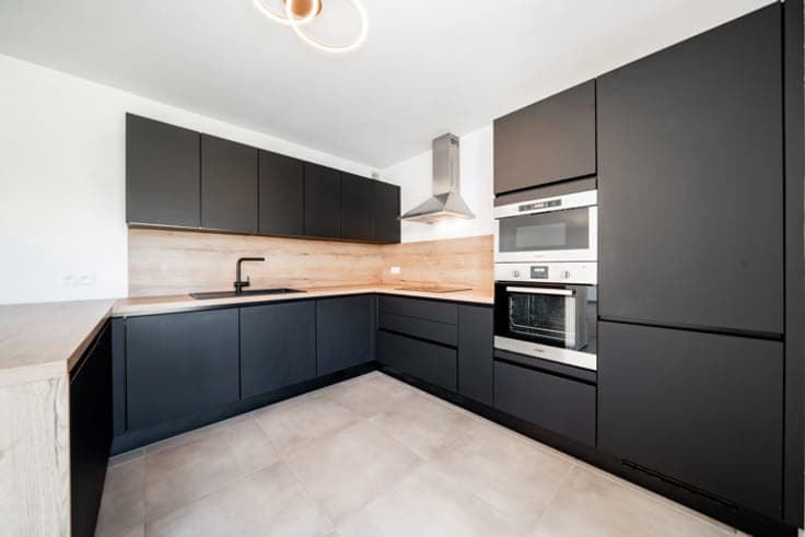 Spacious family home with office space – EPC A – 2 parking s