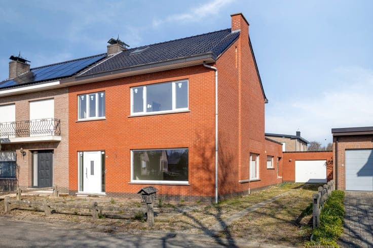 Grotendeels gerenoveerde woning in doodlopende straat!