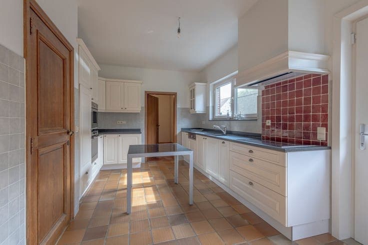 Spacious (3bed) villa with large garage and nice garden.