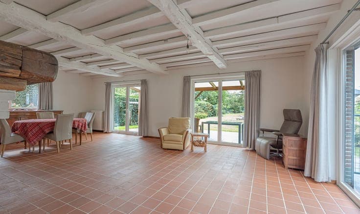 Spacious (3bed) villa with large garage and nice garden.