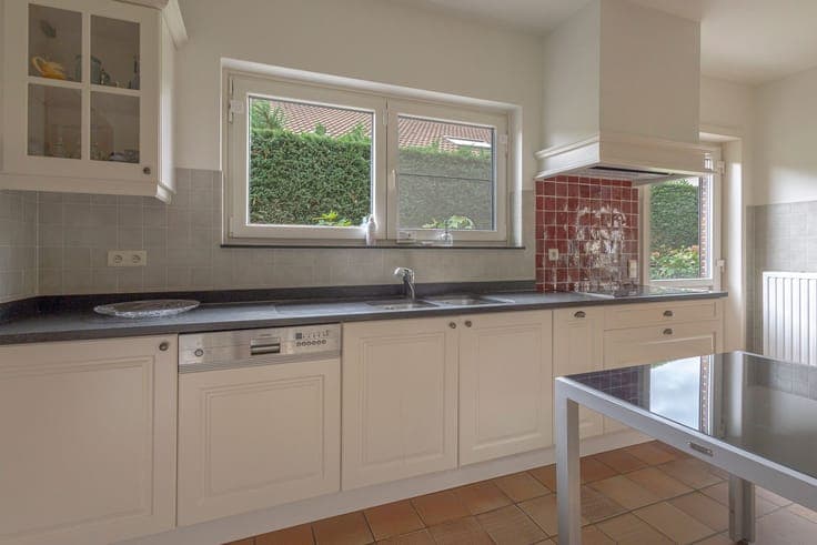 Spacious (3bed) villa with large garage and nice garden.