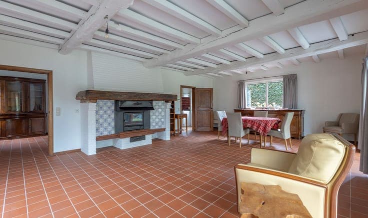 Spacious (3bed) villa with large garage and nice garden.