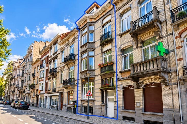 INVESTMENT BUILDING – 8 UNITS – EXCEPTIONAL RETURN – 398 m²