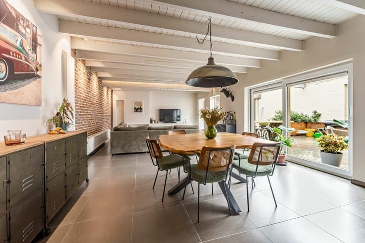 Ruime en karaktervolle woning met industriële uitstraling...