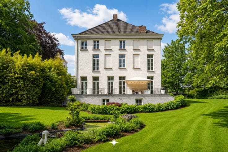 Historic castle estate with exclusive landscaped gardens ...