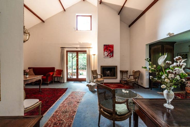 COURT-SAINT-ETIENNE VILLA 4BR/2BA ±268 m² TO RENOVATE