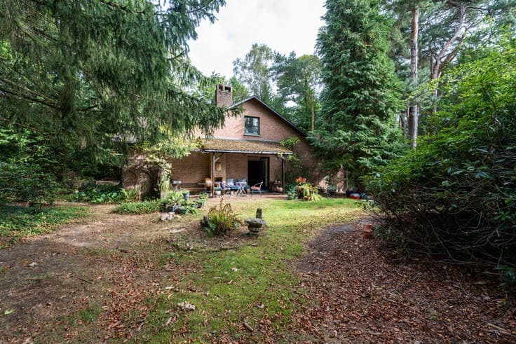 COURT-SAINT-ETIENNE VILLA 4BR/2BA ±268 m² TO RENOVATE