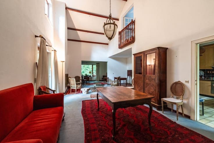 COURT-SAINT-ETIENNE VILLA 4BR/2BA ±268 m² TO RENOVATE