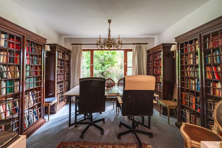 COURT-SAINT-ETIENNE VILLA 4BR/2BA ±268 m² TO RENOVATE