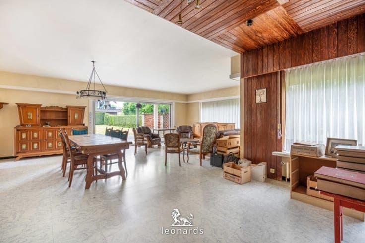 Spacious villa with many possibilities in a prime location.