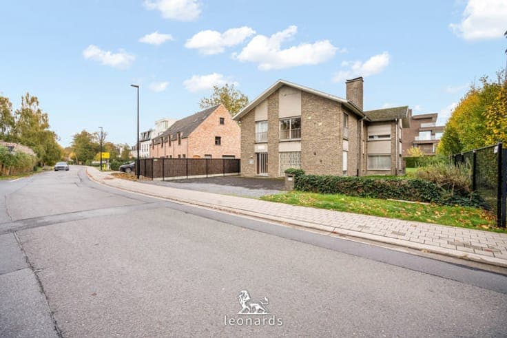 Spacious villa with many possibilities in a prime location.
