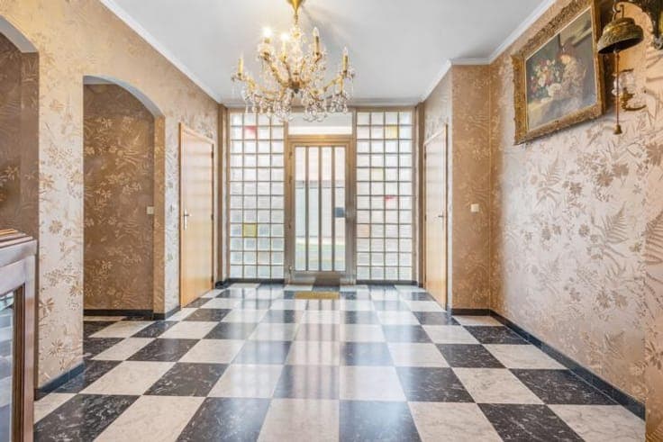 Spacious villa with many possibilities in a prime location.