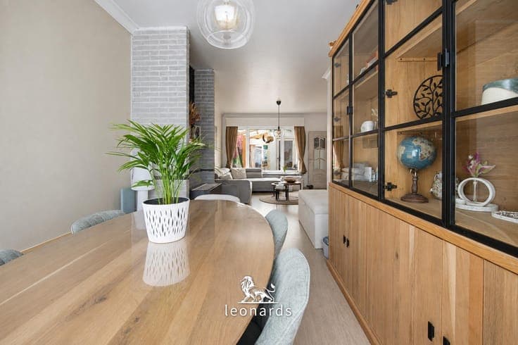 Spacious semi-detached family home with an outbuilding