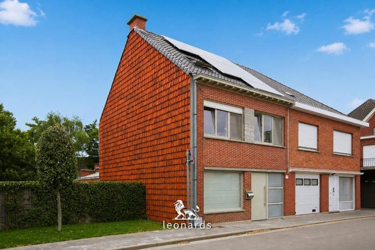 Spacious semi-detached family home with an outbuilding