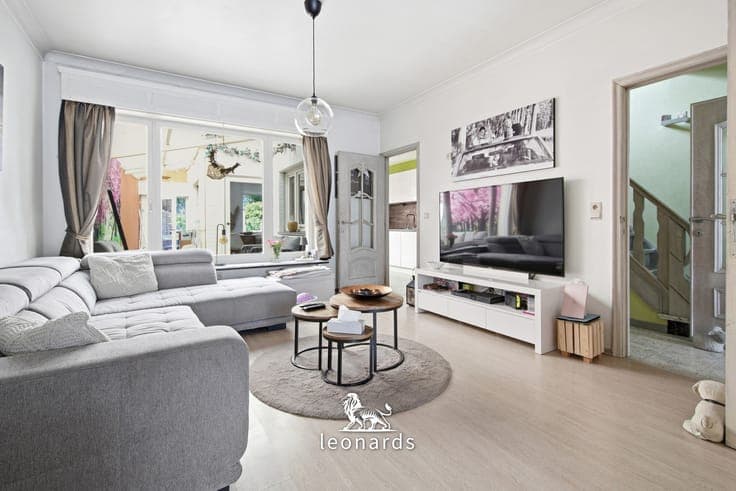Spacious semi-detached family home with an outbuilding
