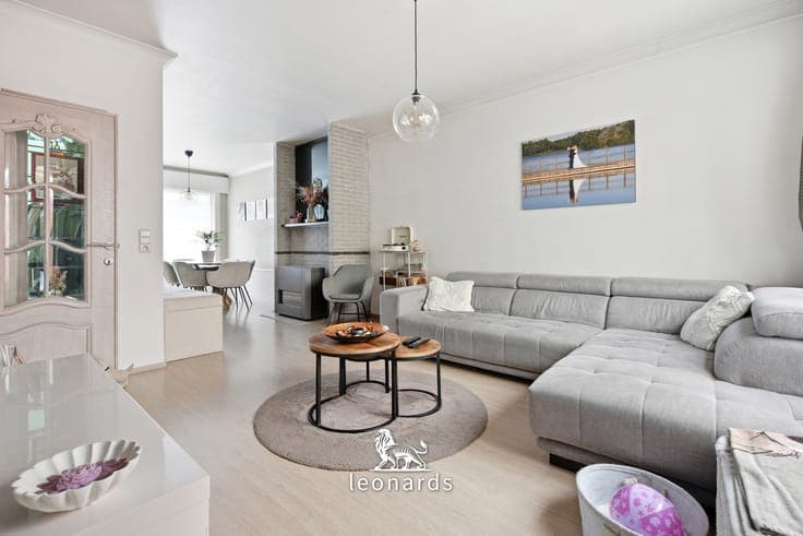 Spacious semi-detached family home with an outbuilding