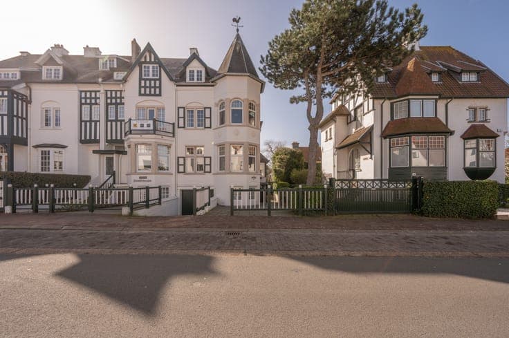 A charming and bright villa in a prime location near the ...