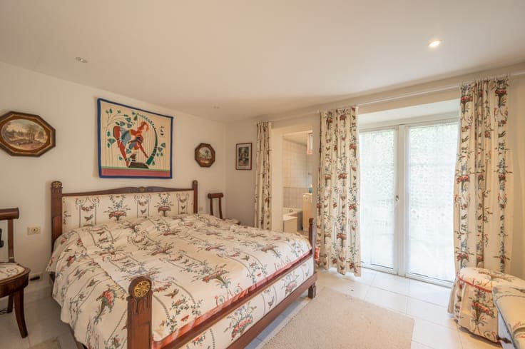 A charming and bright villa in a prime location near the ...
