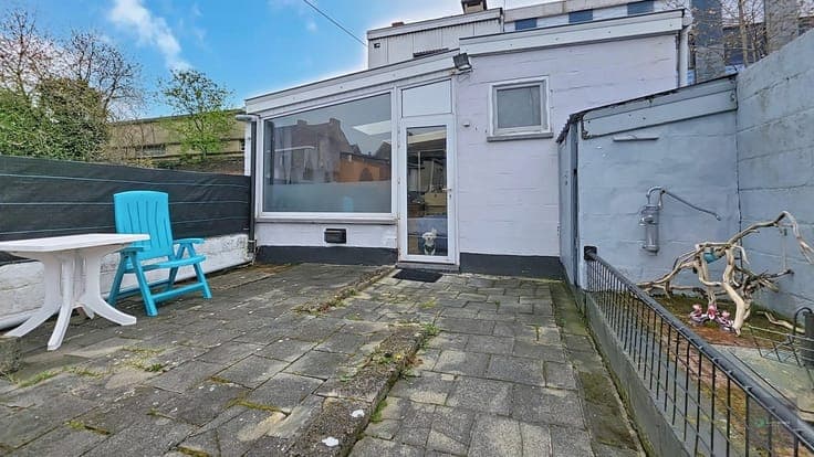 Petite maison avec jardin et garage