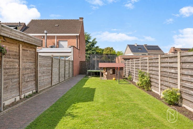 Spacious family home with 3 bedrooms, a garden, and a second