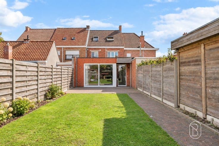 Spacious family home with 3 bedrooms, a garden, and a second