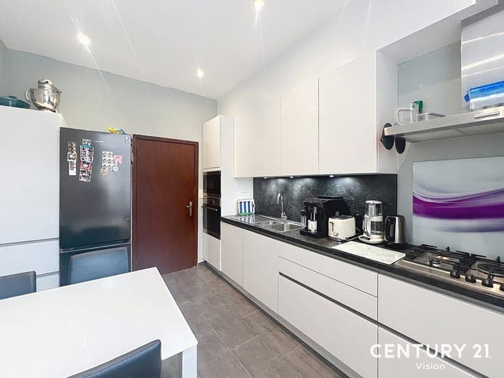 SINGLE-FAMILY HOUSE 4 BEDROOMS + COURTYARD