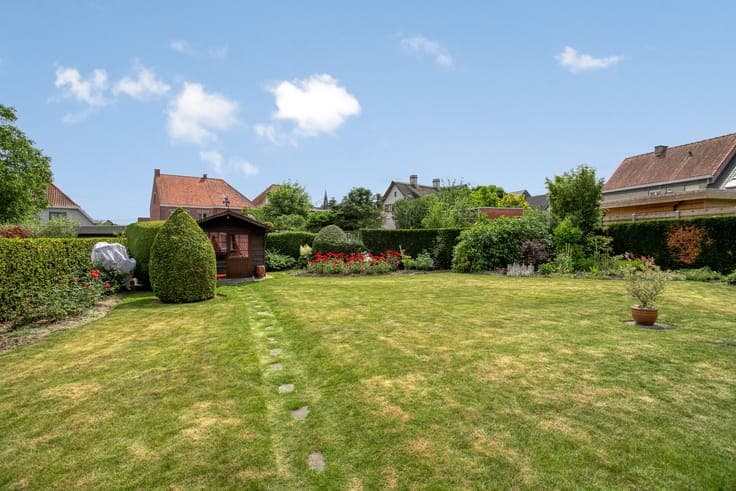 VEROZRGDE VILLA MET 3 SLPKS, GARAGE & ZONNIGE TUIN
