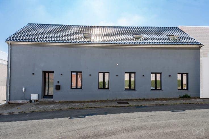 4-bedroom house with 2 shower rooms and garden