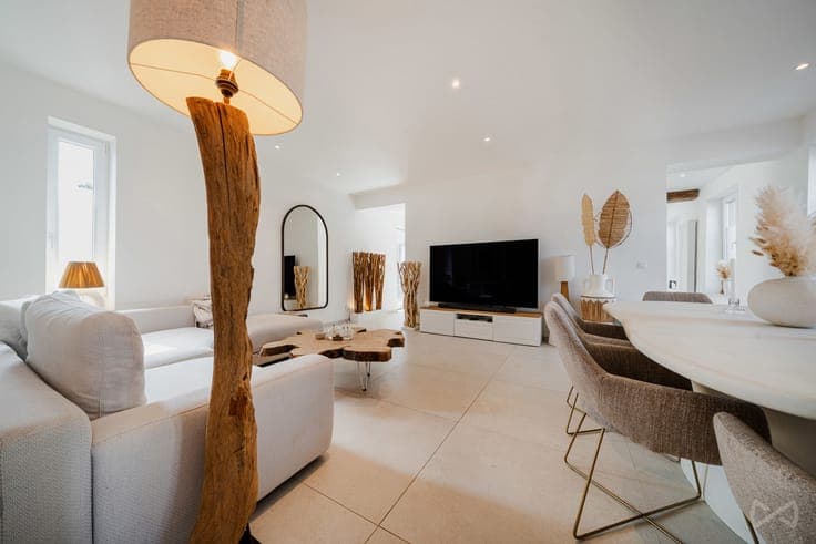 4-bedroom house with 2 shower rooms and garden