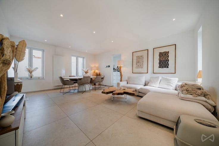 4-bedroom house with 2 shower rooms and garden