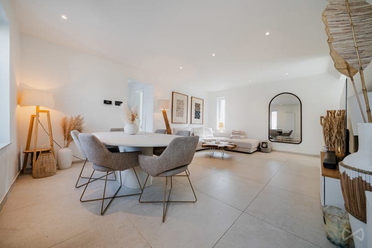 4-bedroom house with 2 shower rooms and garden
