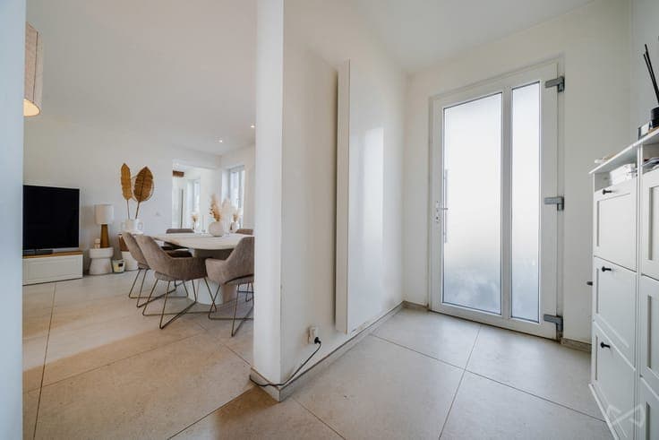 4-bedroom house with 2 shower rooms and garden
