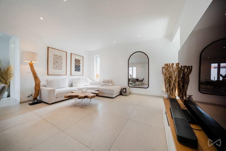 4-bedroom house with 2 shower rooms and garden