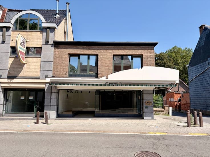 Fully Renovated Commercial/Office Building with Apartment