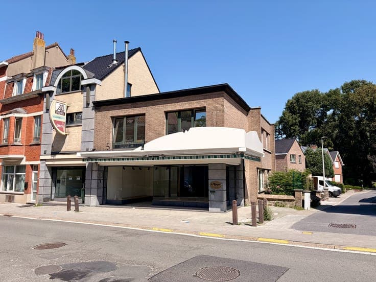 Fully Renovated Commercial/Office Building with Apartment
