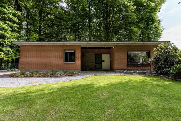 Charming bungalow with private woodland
