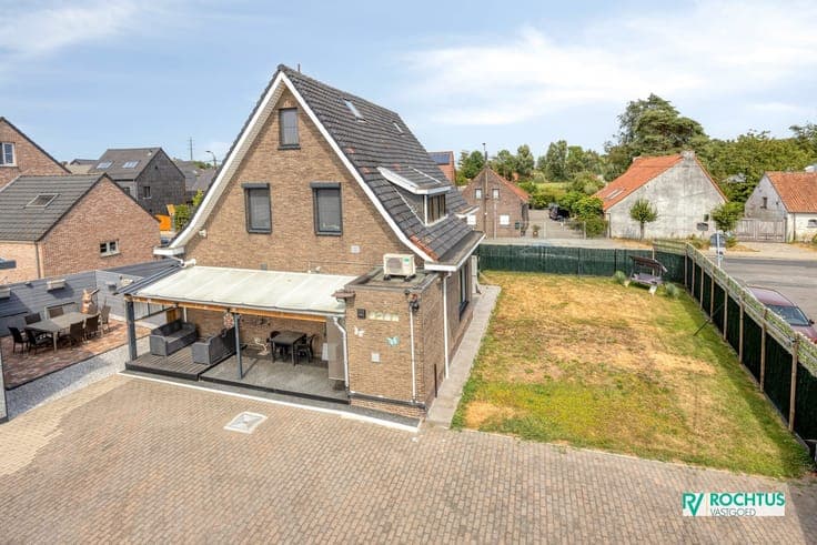Instapklare open bebouwing met 5 slaapkamers en 2 ruime g...