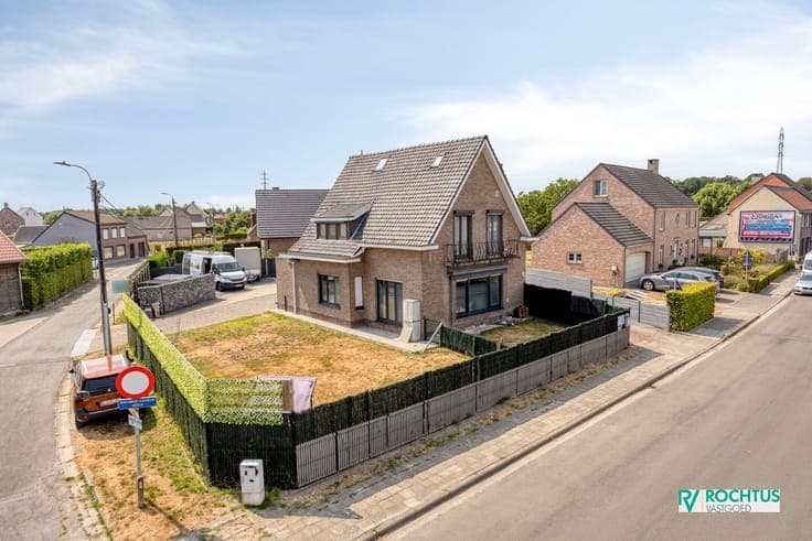 Instapklare open bebouwing met 5 slaapkamers en 2 ruime g...