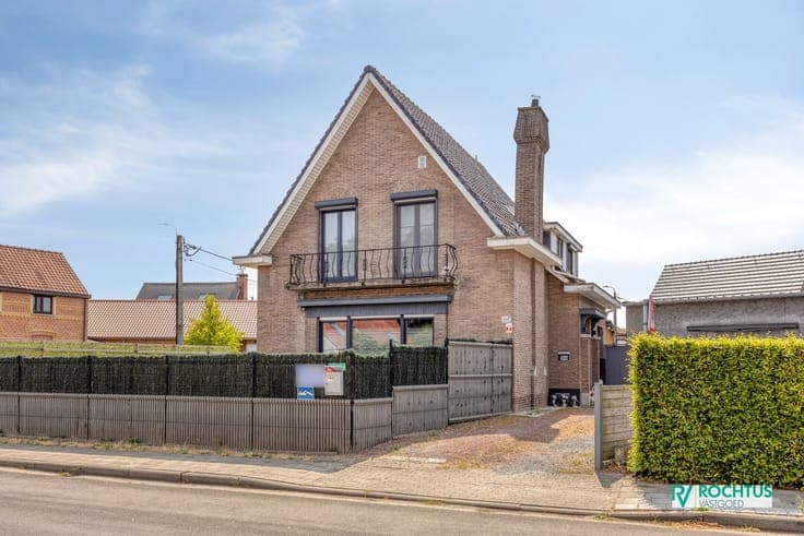 Instapklare open bebouwing met 5 slaapkamers en 2 ruime g...