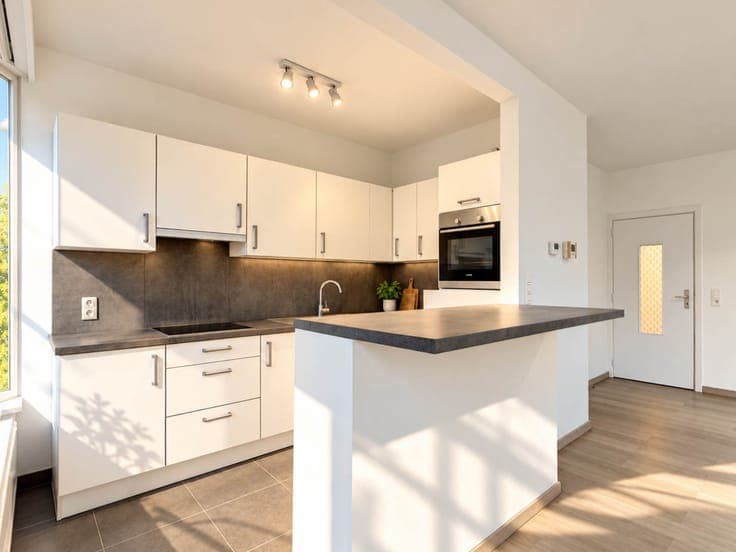 Te koop, appartementsgebouw / opbrengsteigendom en garage...