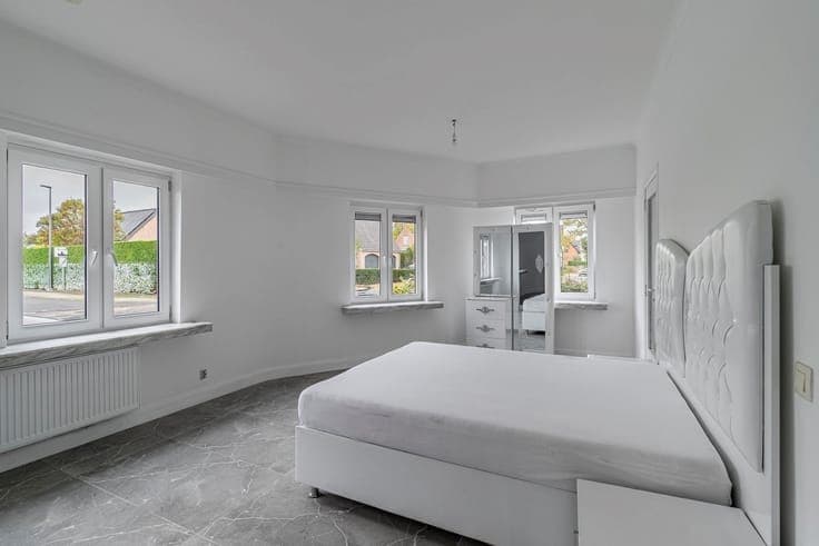 Renovated house (248 m²) with garage and warehouse in Bornem