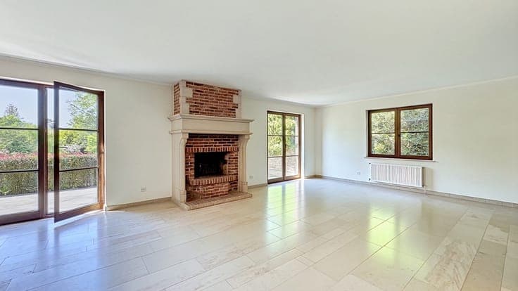 Villa /5 Bedrooms, Office, 3-Car Garage and 5 Parking
