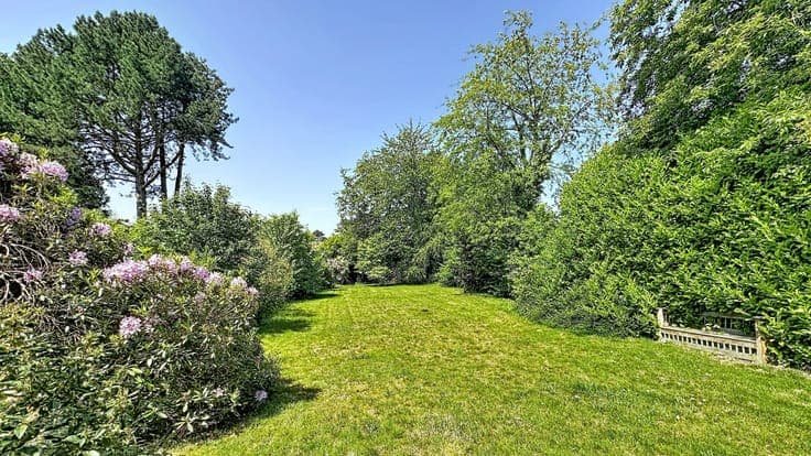 Villa /5 Bedrooms, Office, 3-Car Garage and 5 Parking