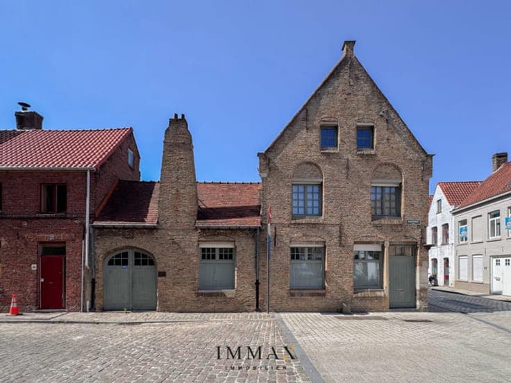 Bright townhouse with office and terrace