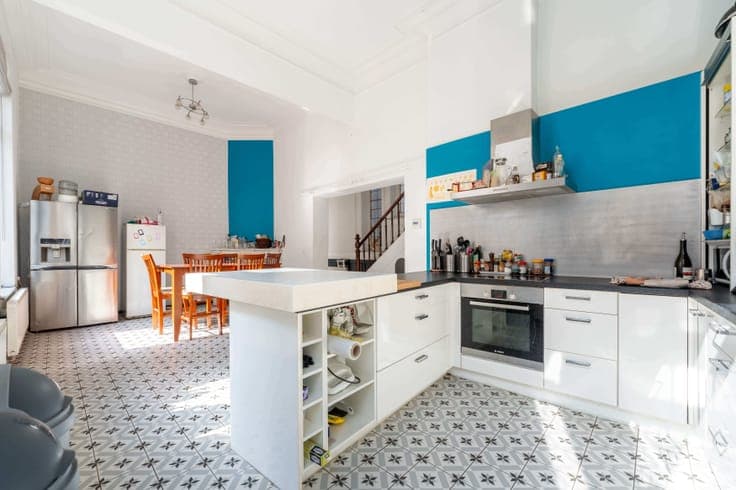 House 6 beds 4 baths 410m², garage, St-Gilles