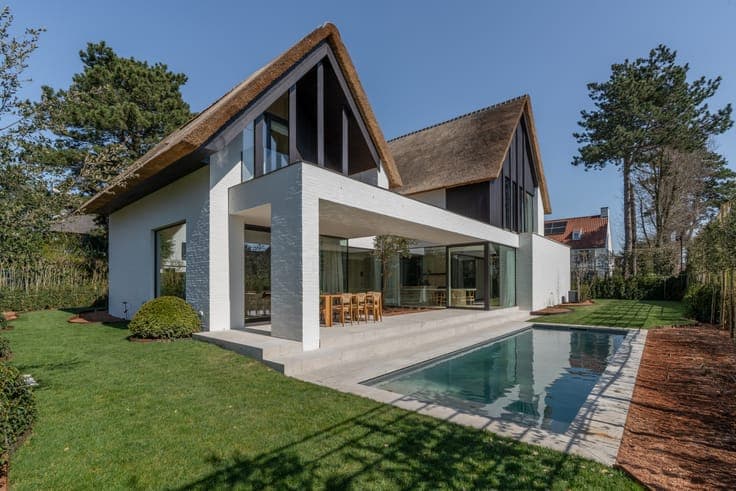 Beautiful new construction villa located in second line o...