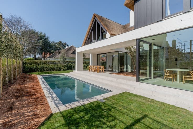 Beautiful new construction villa located in second line o...