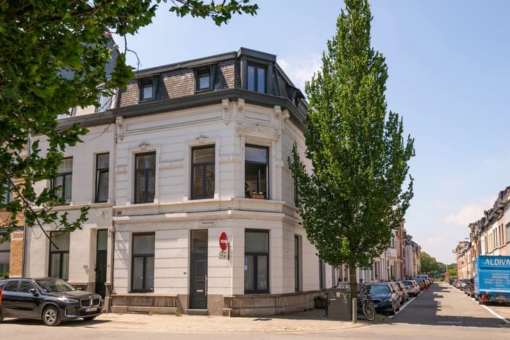 Charming home with spacious duplex & 1-bedroom apartment